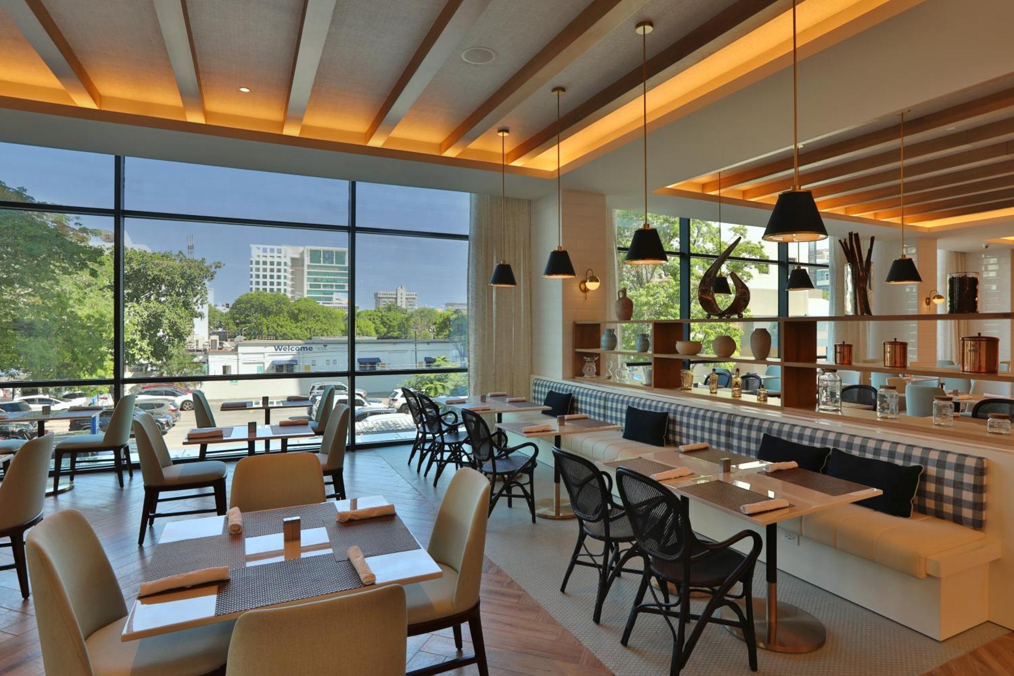 Отель Courtyard By Marriott Santo Domingo Piantini Экстерьер фото