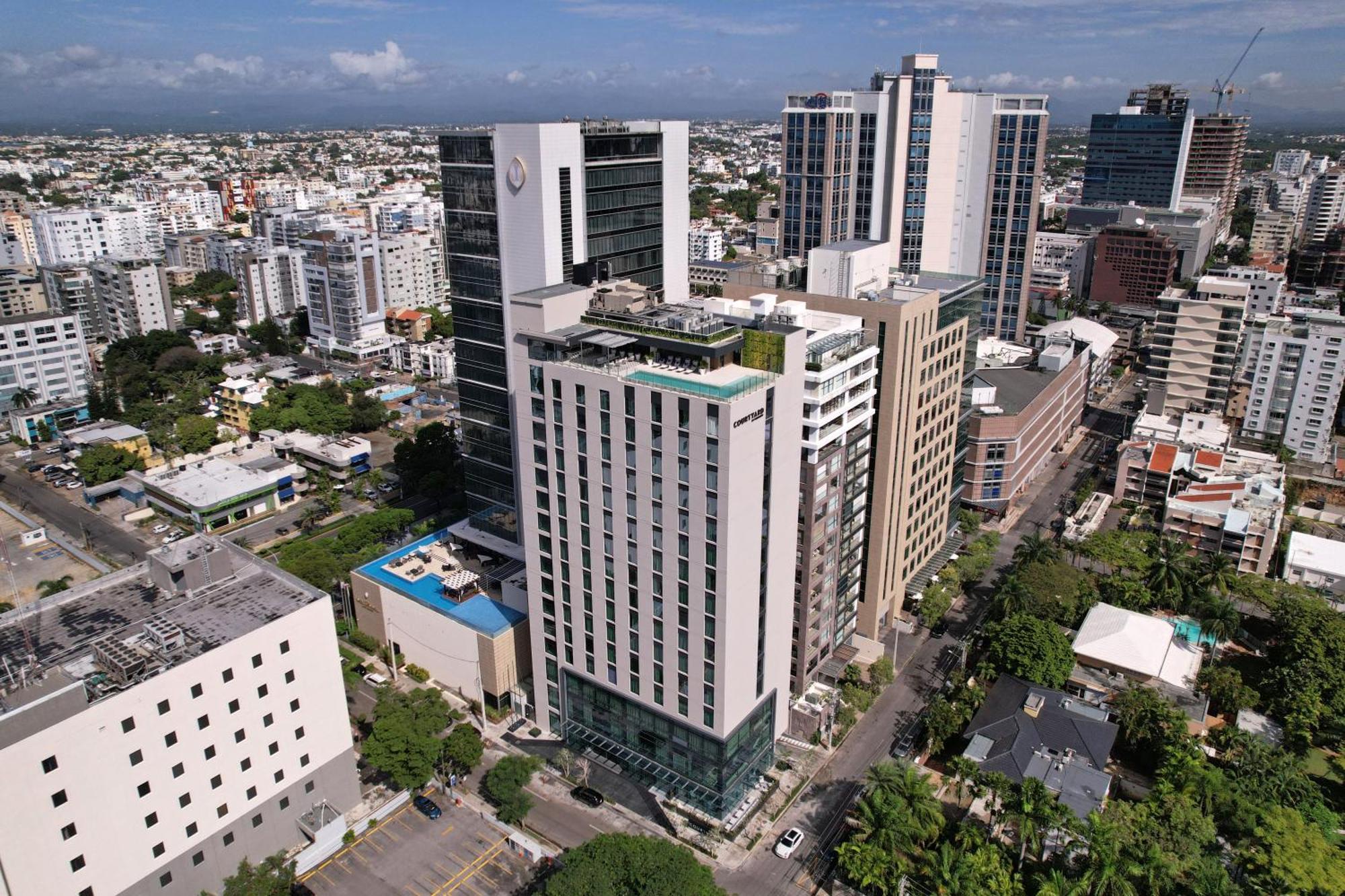 Отель Courtyard By Marriott Santo Domingo Piantini Экстерьер фото